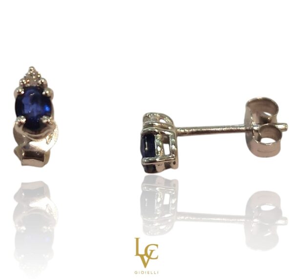 Orecchini classici zaffiro e punto luce con diamante